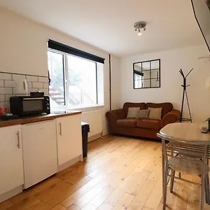 Flat 4, 10 St John's Apartment